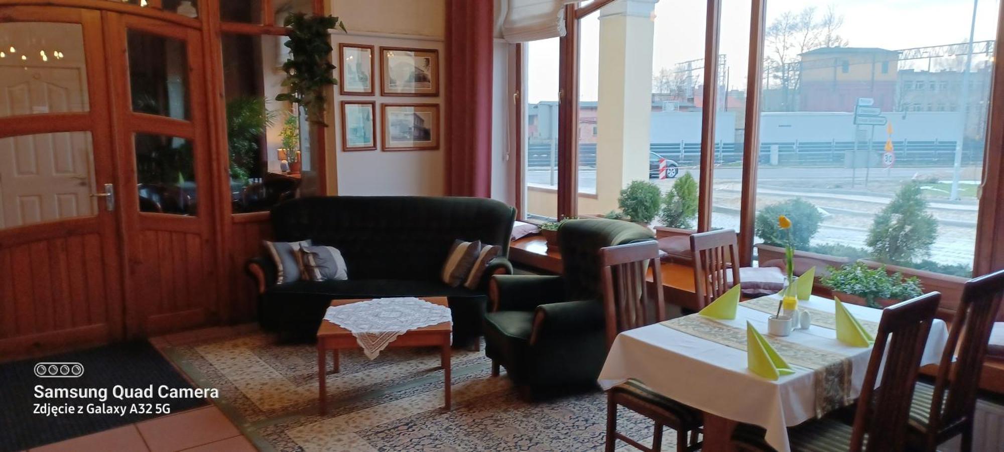 Wielkopolanka Pokoje Goscinne I Restauracja Chodziez Bagian luar foto